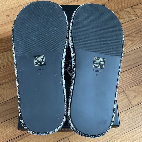 Trendy Black & White Sandal - Picture 3 of 4